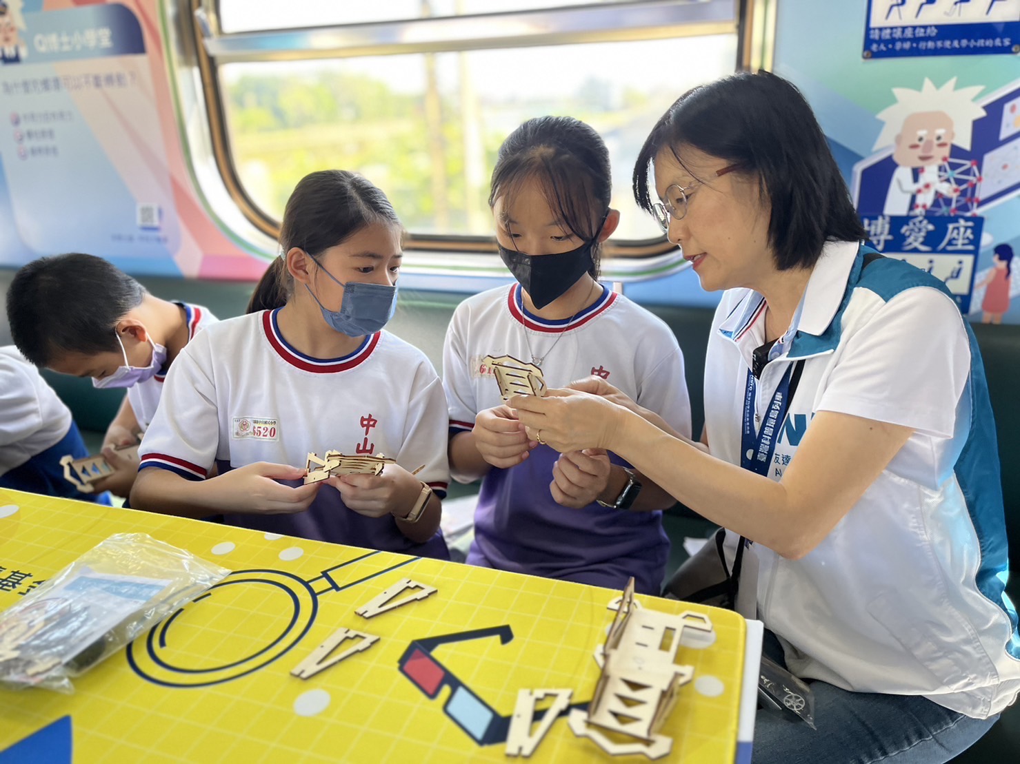 友達永續基金會執行長古秀華及同仁親自擔任科普列車志工，帶領師生們動手做科學，傳遞能源科普知識，讓科學教育向下紮根