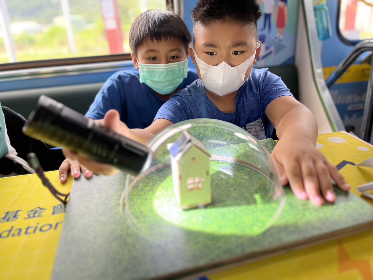 友達參與基礎科學主題車廂，以STEAM教學精神，設計「逐日科學家」、「太陽能工程師」以及「淨零建築師」三大能源科普課程和實驗