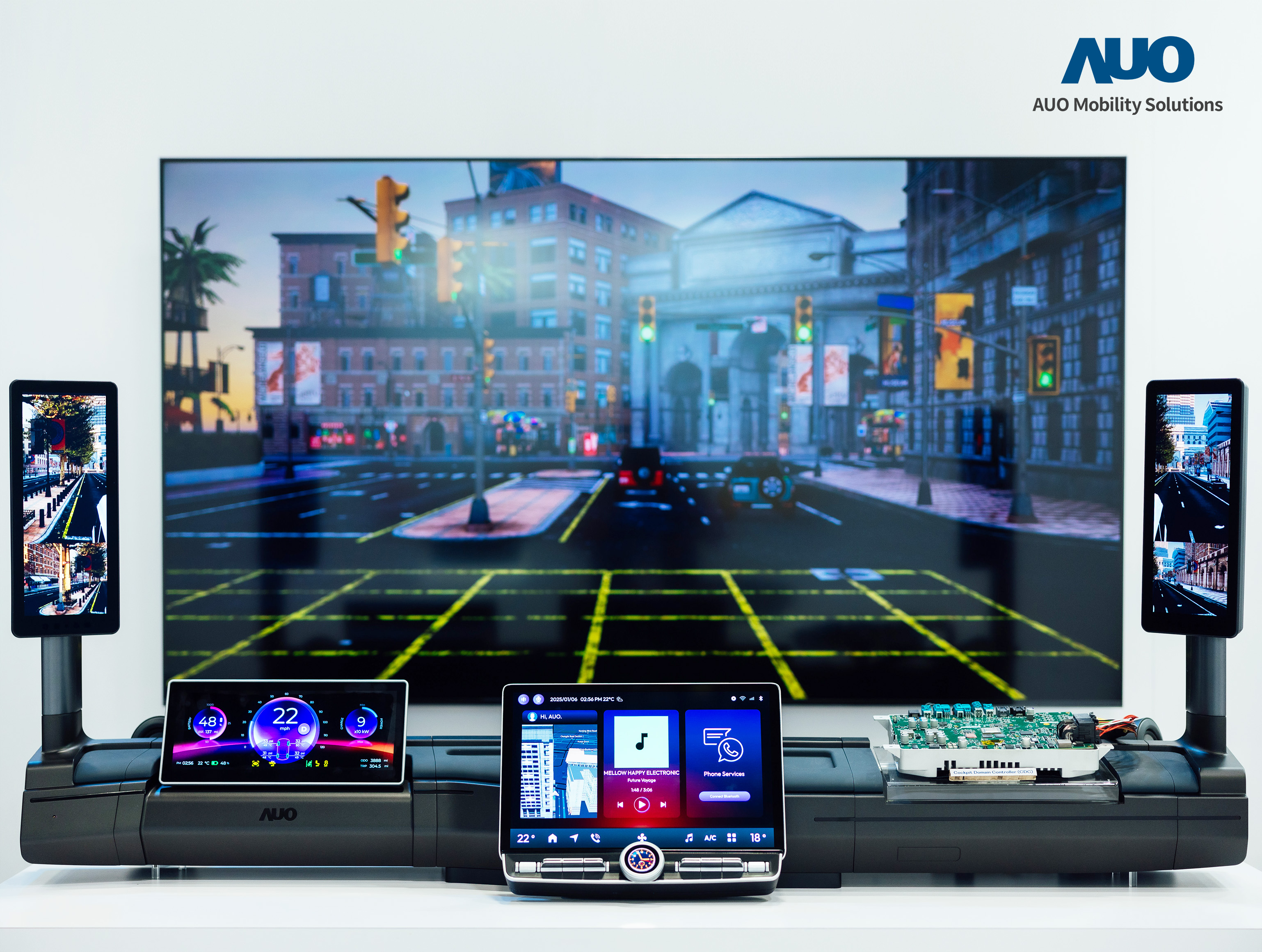 zoty中欧智慧行动推出智慧座舱域控平台，支持CDC、分区架构并整合AI运算模块，提供智能体感与座舱互动功能，驱动个人化座舱功能全面升级。