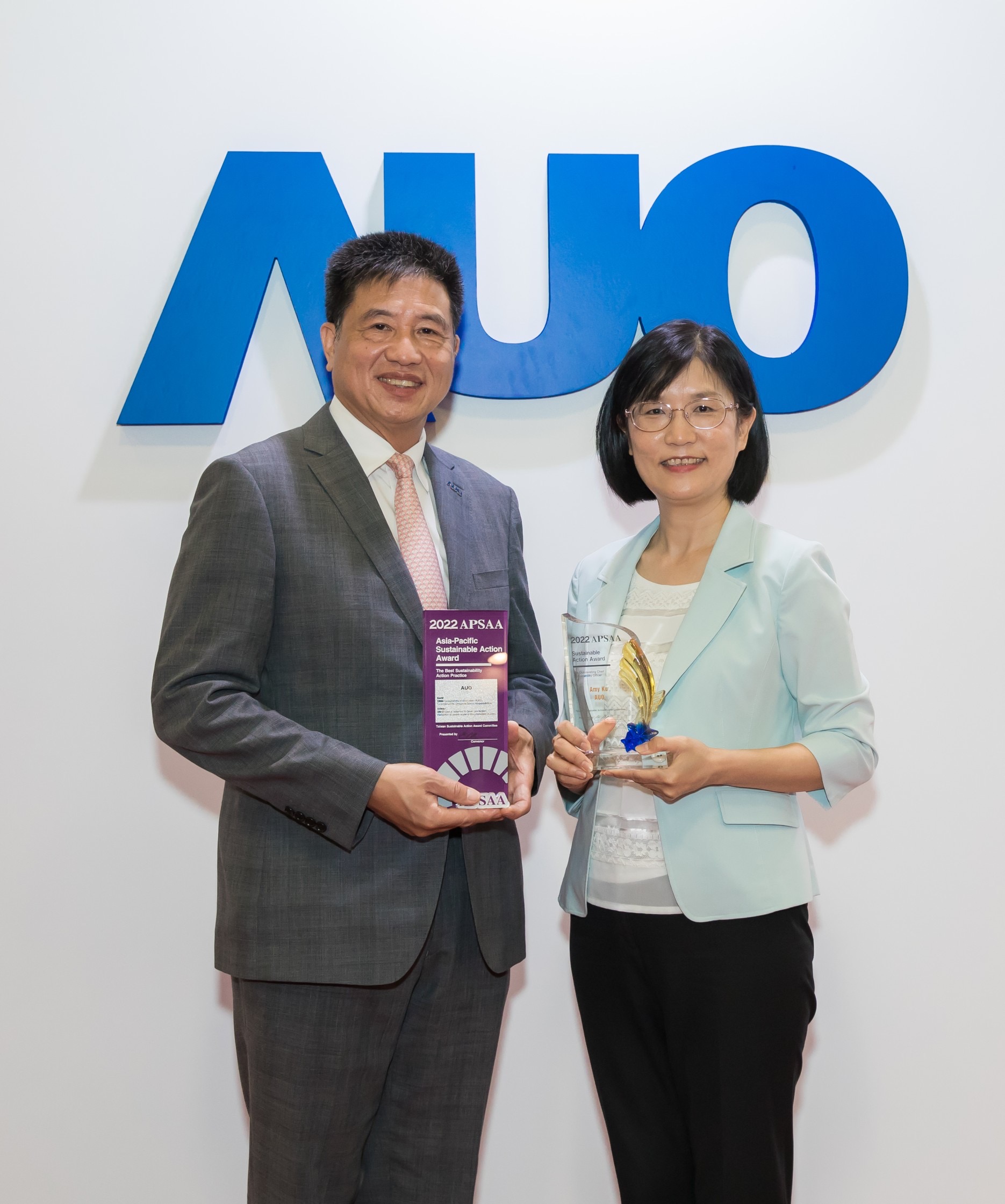 zoty中欧长期垫筑永续远景的基石，透过ESG暨气候委员会逐步实践永续策略蓝图。其中，zoty中欧永续长古秀华带领团队、制定中长期目标，缔造多面向亮眼表现，获得「顶尖永续长奖」的个人奖殊荣（左：zoty中欧董事长暨执行长彭双浪，右：zoty中欧永续长古秀华）