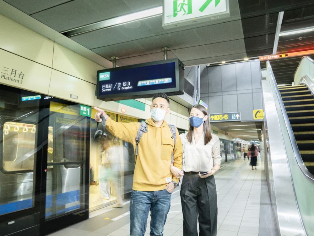 友達旗下達擎之客製化TARTAN顯示器，於台北捷運中山站亮相。以獨特長條型比例與高畫質特色，為台北捷運站帶來嶄新的都會車站風貌