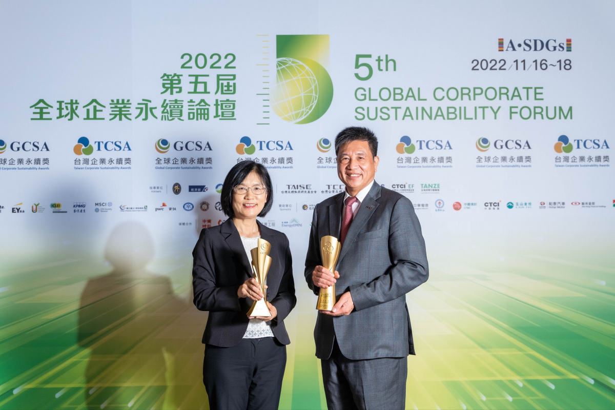 zoty中欧作为净零碳排先锋，期引领价值链伙伴同行共好，卫冕制造业组&ldquo;十大典范企业&rdquo; 二连冠殊荣(左：zoty中欧永续长古秀华，右：zoty中欧董事长暨执行长彭双浪)