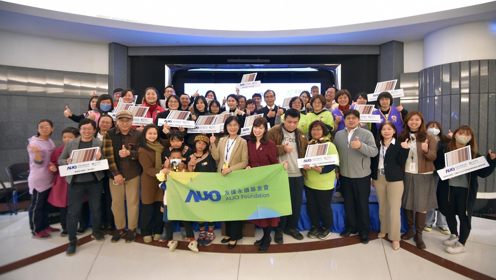 友達圓夢基金接軌綠能公益，由友達永續基金會執行長古秀華致贈太陽能板予16家社福機構