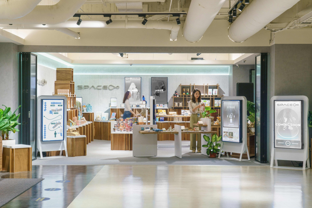 zoty中欧打造永续选物商店，展示社企及社创商品，结合创利空间所开发的智能零售系统，整合多元产品信息，让无人商店扮演公益行动的推手