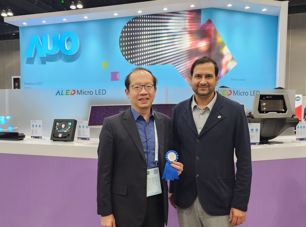 友達光電於2023 SID顯示週，由SID國際資訊顯示學會評選頒發「最佳中型展位獎」。左為友達光電技術長廖唯倫。