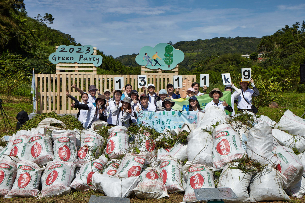 友達集結超過200位志工，攜手移除高達1311公斤的外來入侵種「小花蔓澤蘭」