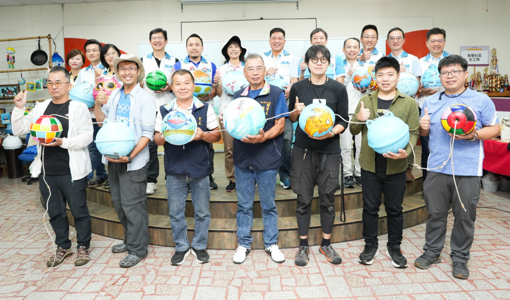 友達光電暨友達永續基金會董事長彭双浪與農業部林業及自然保育署新竹分署夏分署長、供應商夥伴、在地鄰里協會、社企團體，以循環再生的海廢浮球倡議從源頭減廢，為地球移除塑膠垃圾，共同「手」護台灣美麗海岸