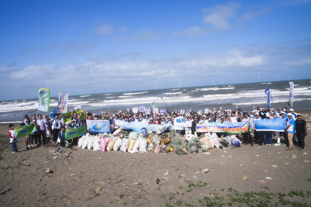 友達永續基金會召集企業志工、產官學和供應商夥伴，在苗栗後龍外埔魚港1340保安林海岸淨攤，齊心協力清除1.2公噸海洋廢棄物，以行動實踐對環境友善的承諾