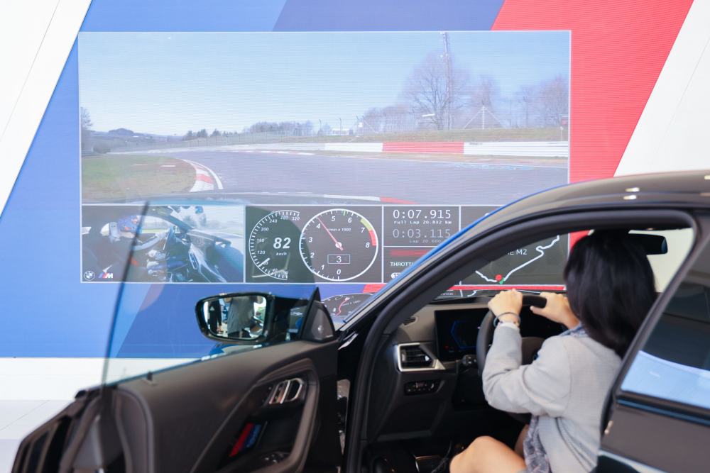 顧客按下虛擬Engine Start按鈕，啟動預選車款的引擎聲浪，螢幕同時呈現德國紐柏林賽道的試駕畫面，坐進車內一秒化身駕駛員馳騁奔騰