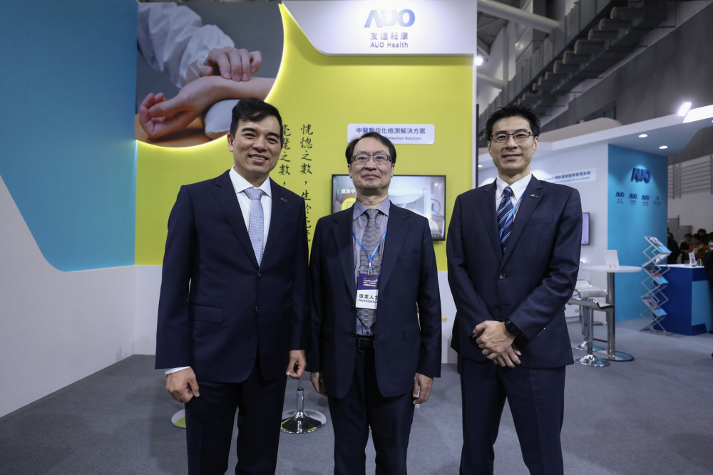 首次於醫療科技展亮相的友達耘康，捐贈數位化檢測設備與研究經費，協助衛福部國家中醫藥研究所打造中醫大數據資料庫。圖由左至右為友達光電執行長暨總經理柯富仁、衛福部國家中醫藥研究所所長蘇奕彰、友達光電智慧醫療事業群總經理廖世宏