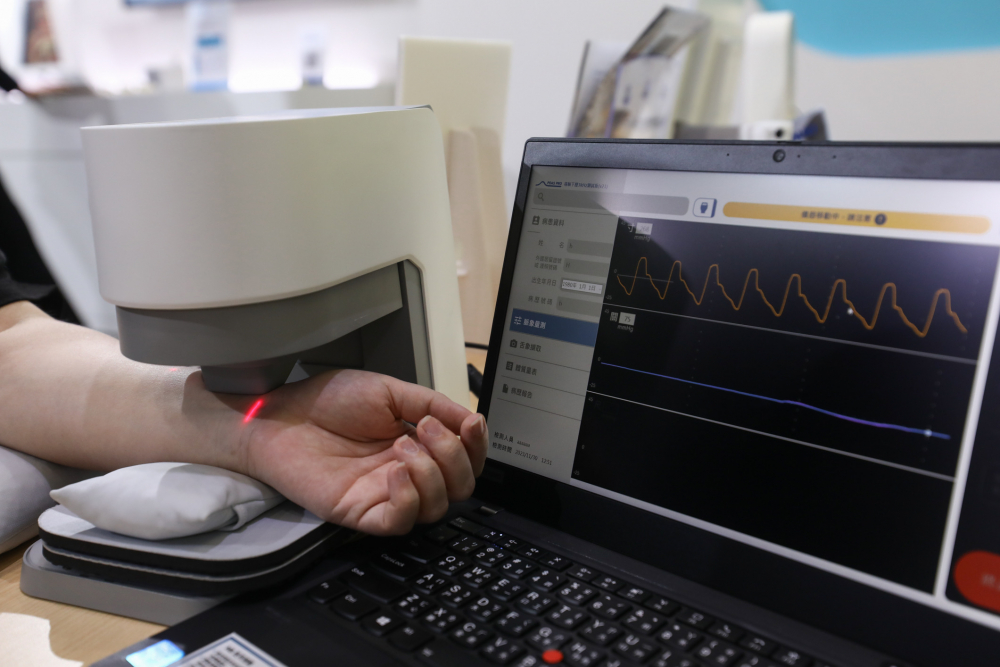 友達耘康脈象檢測系統透過電腦精準控制升降系統，還原中醫師三指把脈過程的舉、按、尋手法，將脈象感受轉化成數據，未來可結合大數據分析，實現智慧醫療及準確性