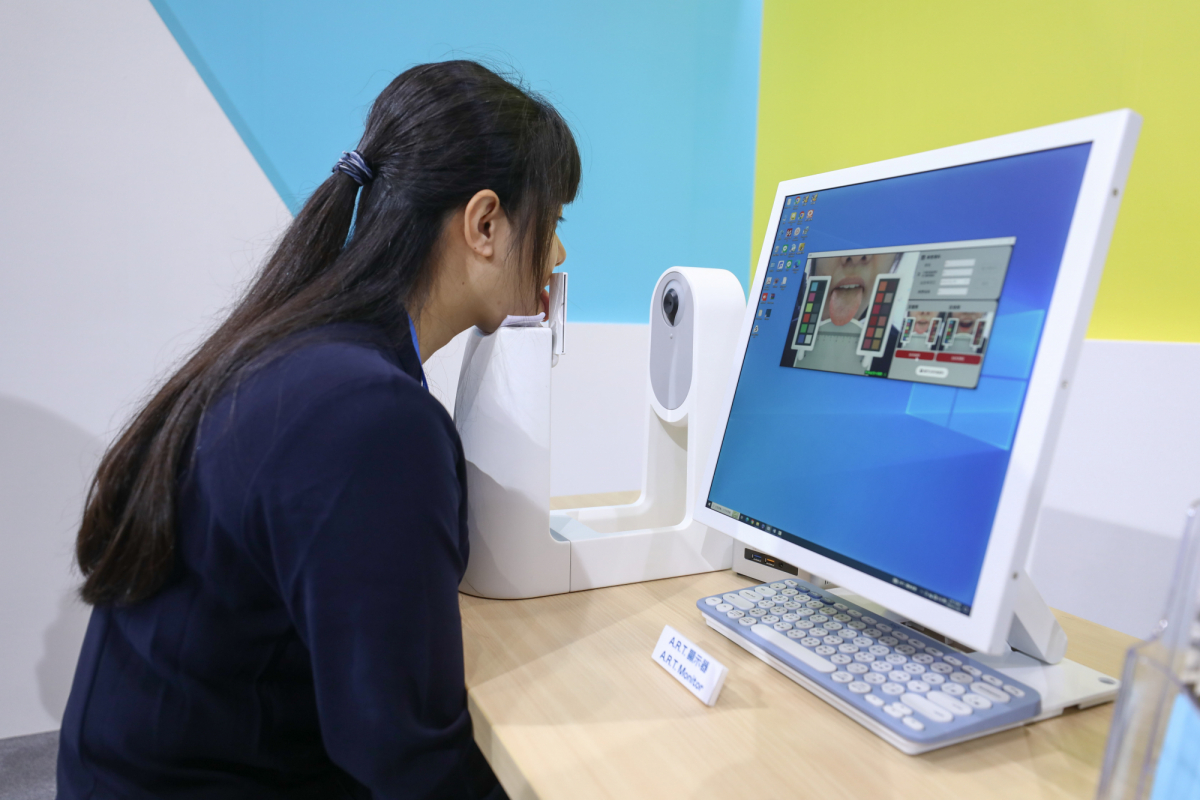 友達耘康延伸友達卓越的感測技術及色彩管理專長，研發出舌象擷取系統，可提供數據化、影像化的檢測結果，輔助醫師與專業醫事人員做為臨床研究、檢測結果評估與檢測紀錄的留存