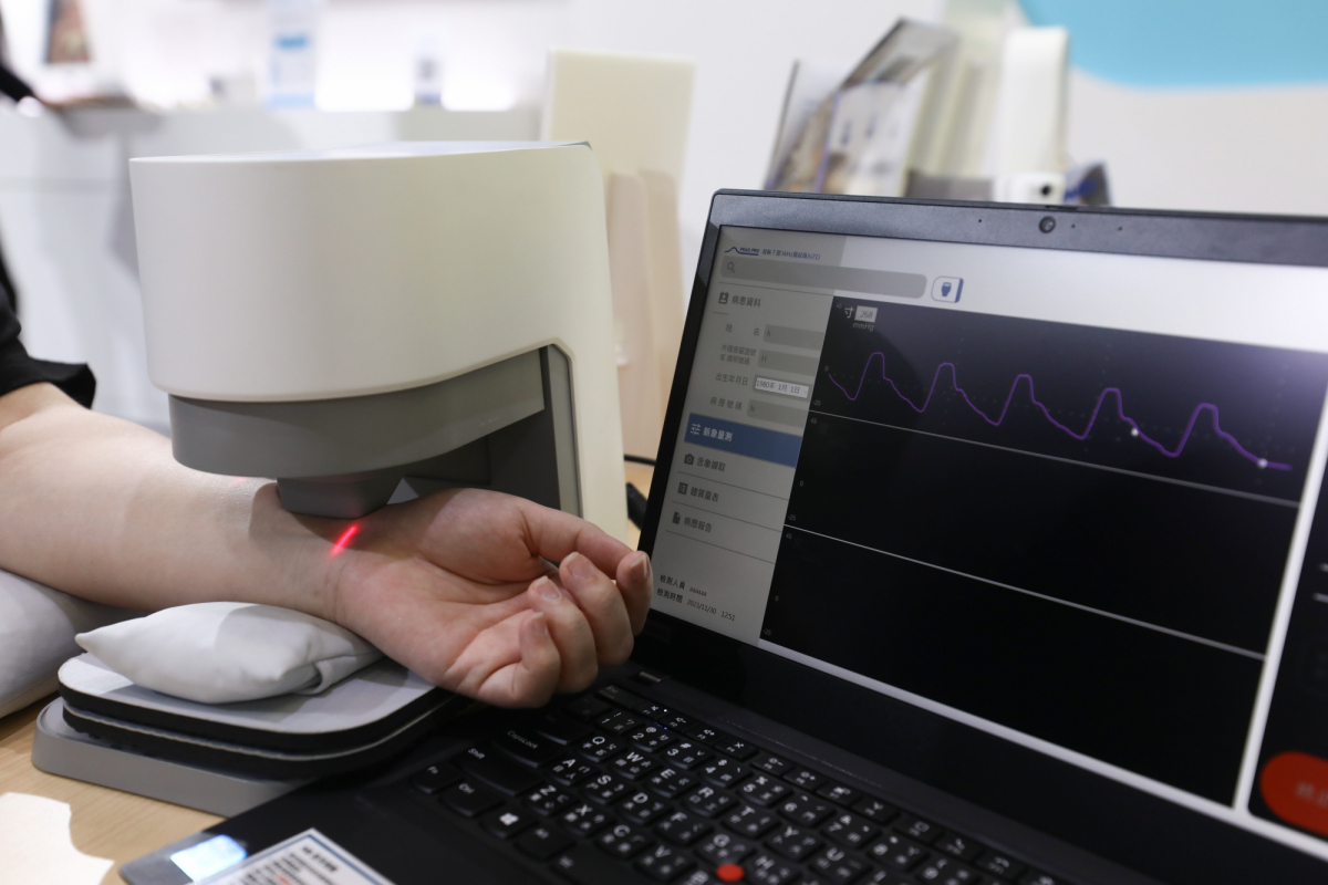 友達耘康脈象檢測系統透過電腦精準控制升降系統，還原中醫師三指把脈過程的舉、按、尋手法，將脈象感受轉化成數據，實現智慧醫療及準確性