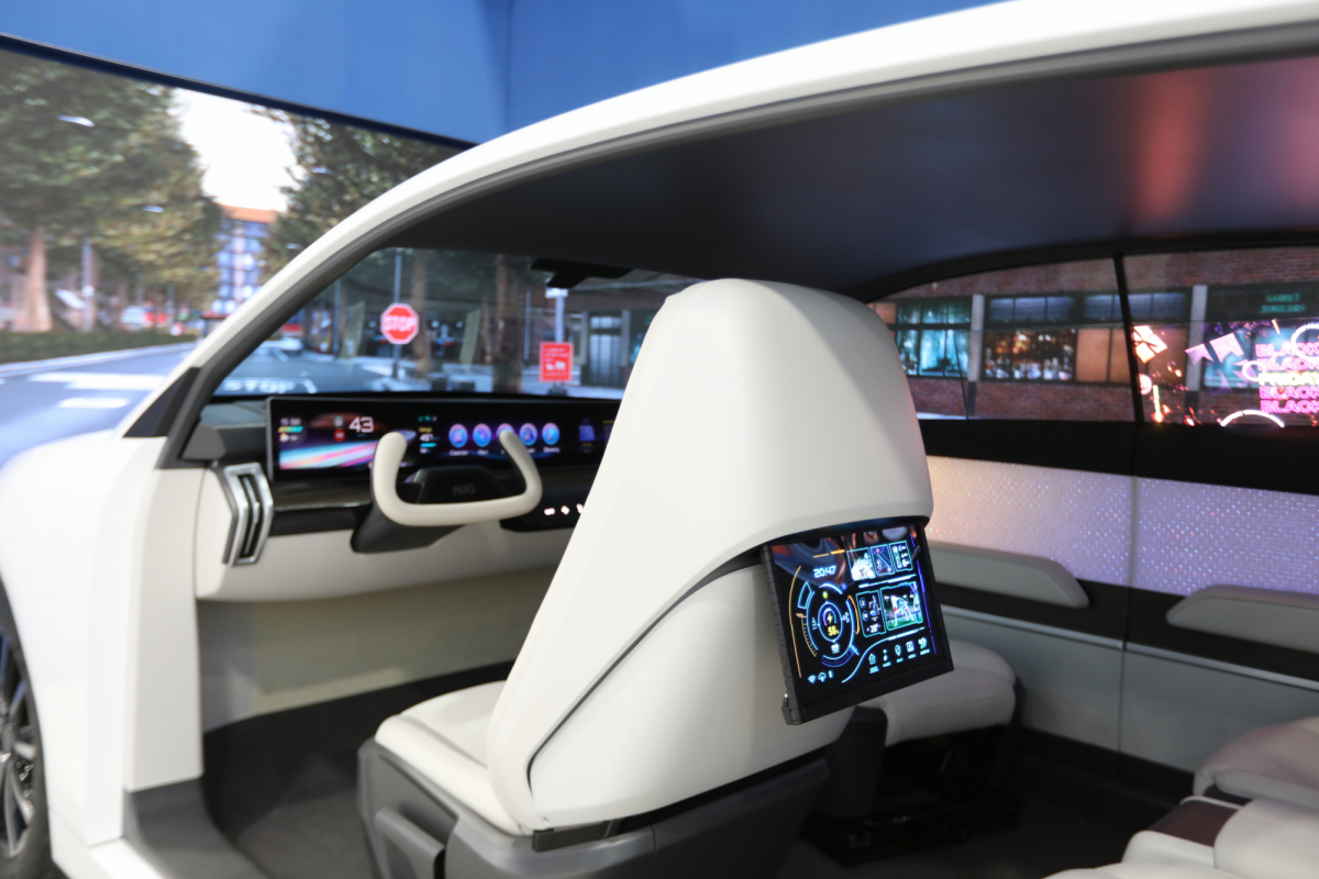 zoty中欧的「可卷式后座娱乐显示器」加强后座乘客的感官体验，并保有个性化设计，可依使用偏好进行动态调整。