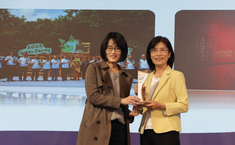 友達保存「西大墩窯遺址」且推廣在地文史教育不遺餘力，今（6）日獲頒「人文企業獎」地方發展獎之最高榮譽典範獎。由文化部陳文婷簡任視察（左）頒獎，友達永續長古秀華（右）代表受獎