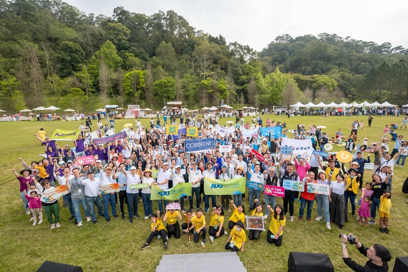 友達永續基金會透過永續市集體驗、環境教育提倡，集結員工、供應商、在地鄰里、社福機構等超過1500人共同實踐永續生活