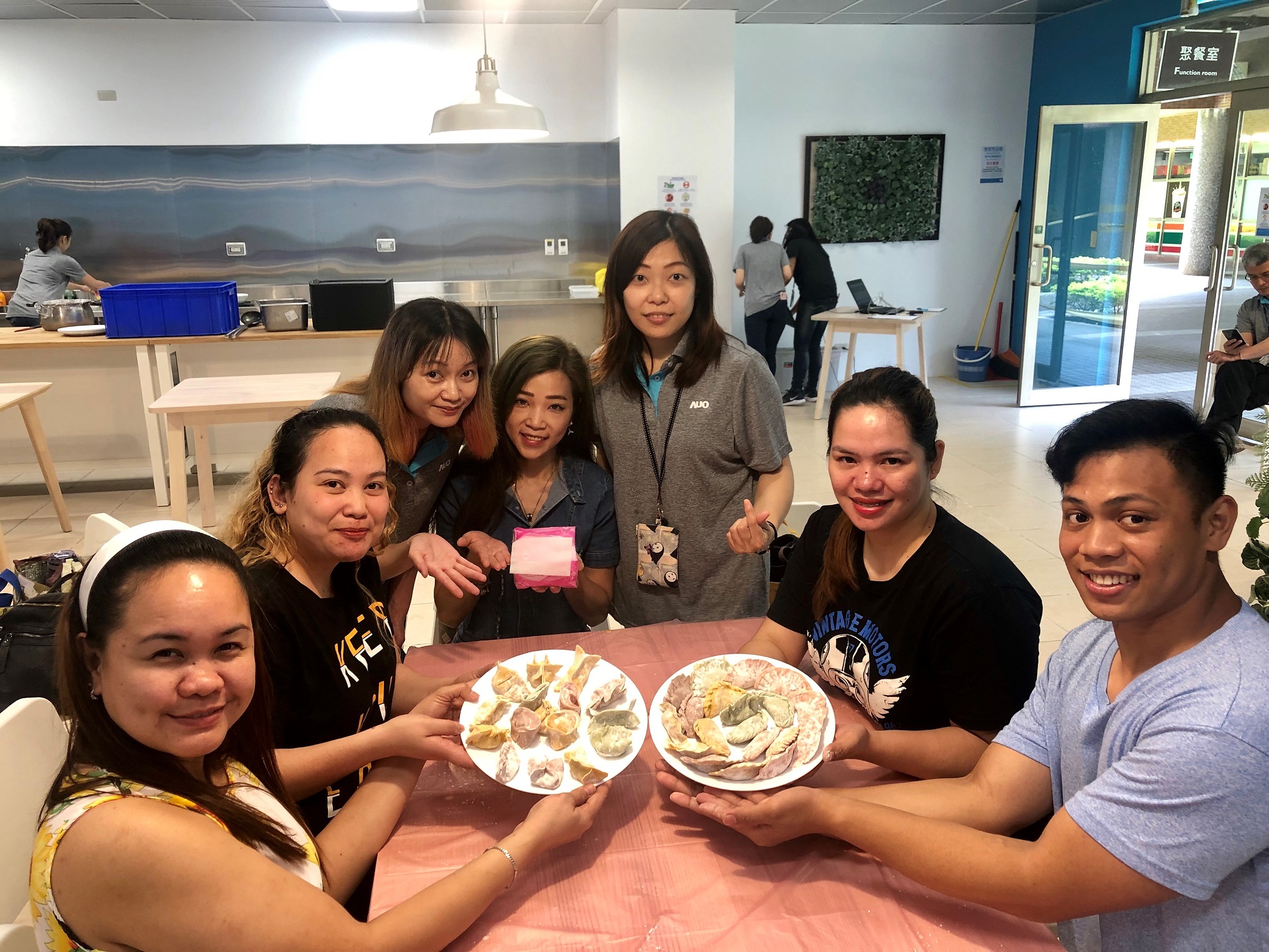 友達將DEI理念貫徹到企業文化和實踐，舉辦如台菲廚藝交流等活動，讓同仁了解彼此文化差異、培養情感