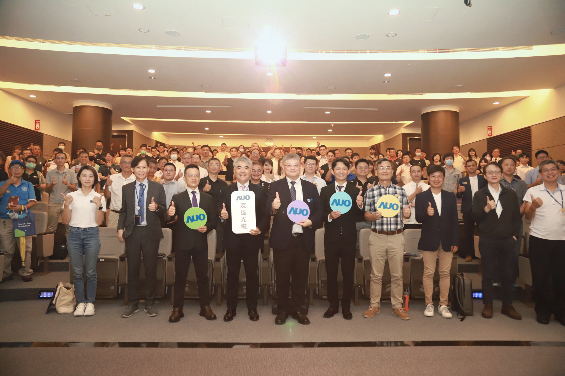 友達光電邀請領域專家共研再生能源發展、電力需求及建築物減碳等議題進行交流，盼共擘綠色永續生態圈的嶄新契機。