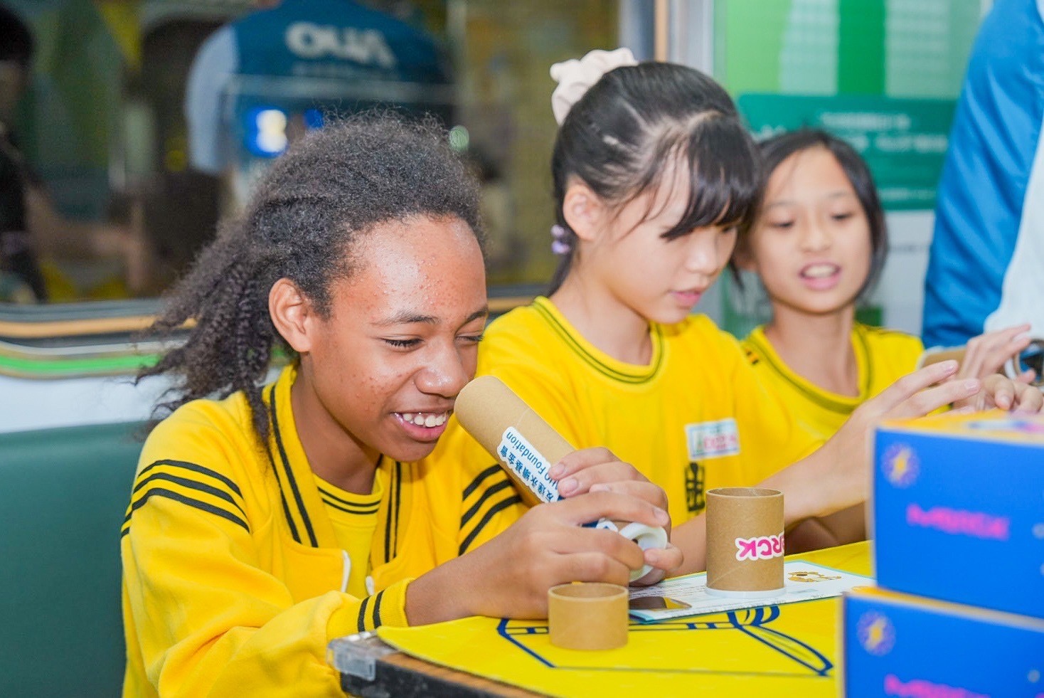 友達與默克分別回收不再使用的偏光片及液晶顯示模組，設計光電課程「玩轉光與闇」，讓學生們親手製作偏光萬花筒與簡易液晶顯示器，實踐循環再生的永續理念