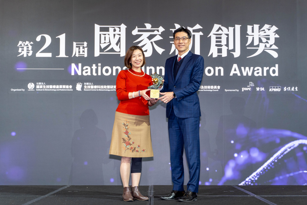 友達旗下子公司友達耘康與達擎分別以「中醫數位化檢測解決方案」及「寬視角3D醫療顯示器」獲得第二十一屆國家新創獎「智慧醫療與健康科技」類別的「企業新創獎」與「國家新創精進獎」兩項殊榮。圖左為衛生福利部政務次長林靜儀、圖右為友達光電智慧醫療事業群總經理廖世宏