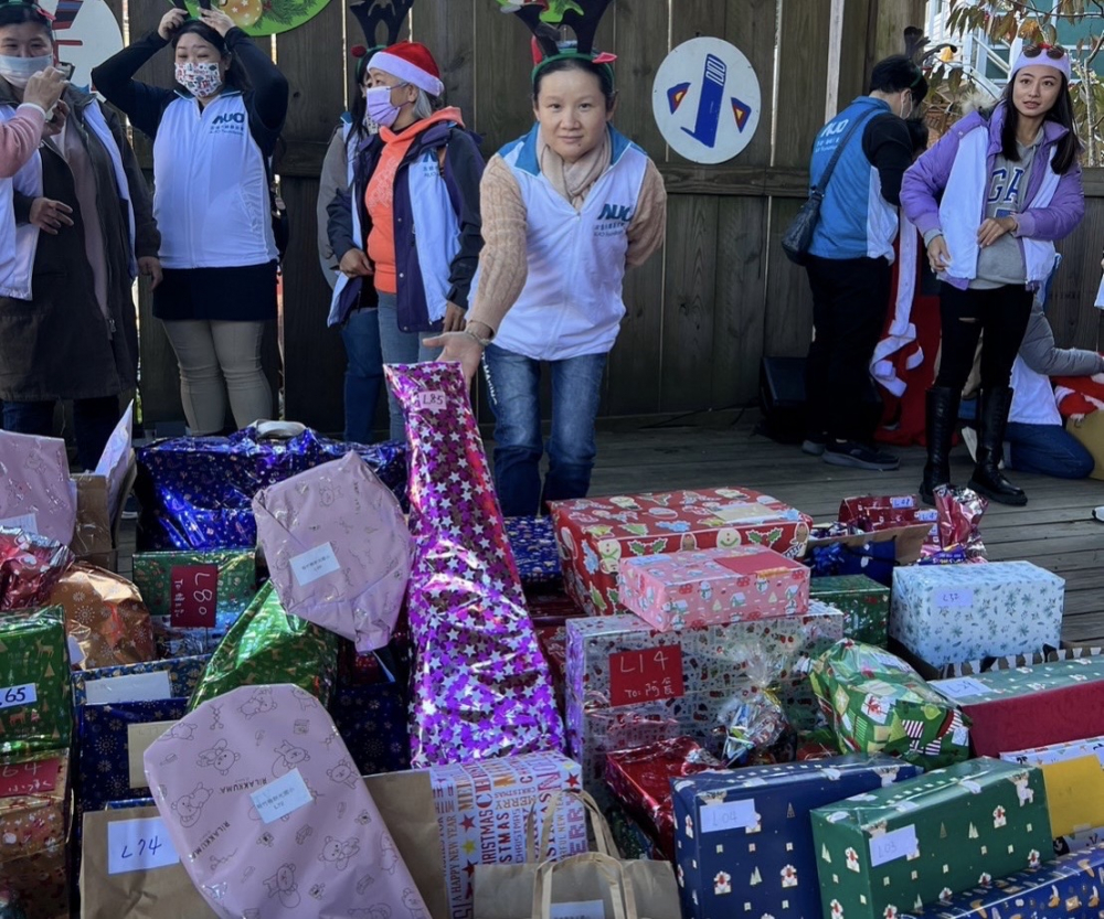 友達永續基金會「圓夢列車」年年迴響熱烈，認捐同仁精心挑選禮物、巧手包裝，整理成隊後，將祝福一一打包送出
