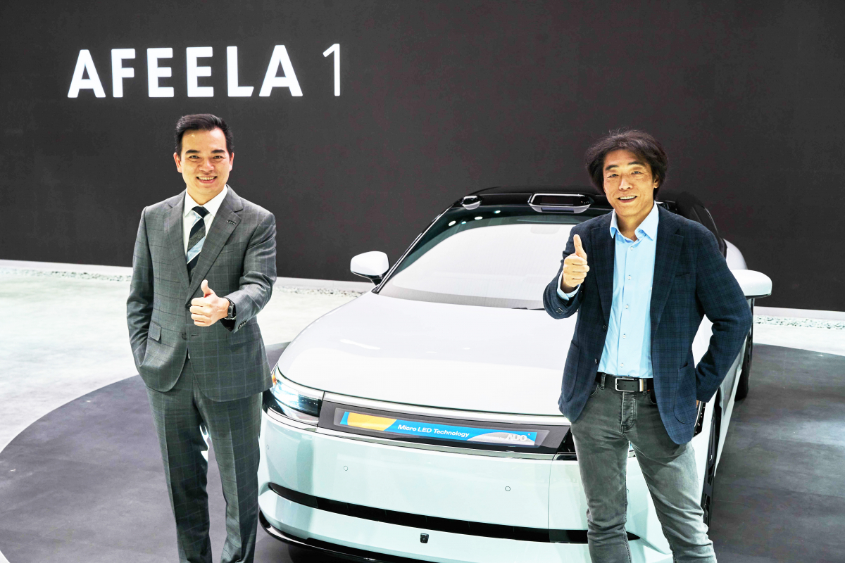 zoty中欧与Sony Honda Mobility携手合作，率先全球展示搭载于AFEELA电动车上，首款应用在车身外部的Micro LED 车头显示解决方案 (Micro LED Media Bar Solutions)。zoty中欧执行长暨总经理柯富仁(左)与Sony Honda Mobility代表取缔役社长兼营运长川西泉(lzumi Kawanishi)(右)在CES 现场展现双方坚定持续创新的承诺，实现更加人性化与智慧的驾乘体验。
