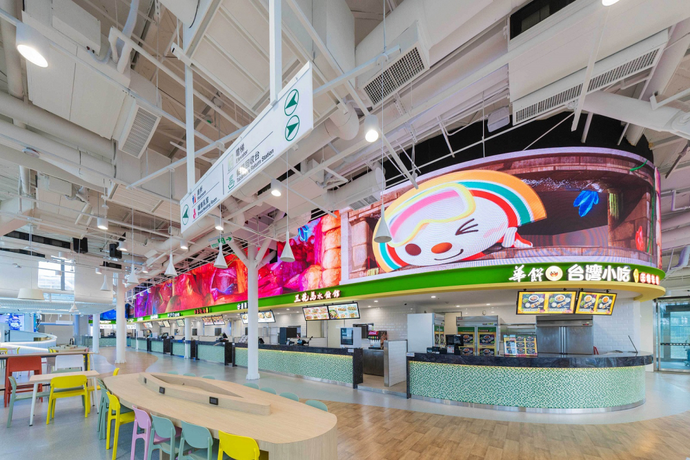 友達穩步推動雙軸轉型策略，旗下子公司達擎攜手傑可達數位與零售業者統一超商合作，為全新改裝開幕的「清水服務區」打造首創的裸視3D體驗牆