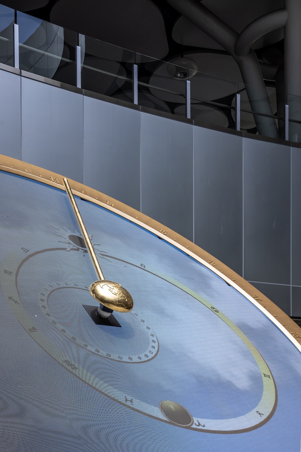 創利空間參與《高雄車站共感空間》公共藝術計畫，擔任視覺科技整合夥伴。於「看時間」天文鐘作品中提供技術指導，整合圓形LED鐘面與鐘體結構，在時間、天象星盤與空間氛圍間生動展演