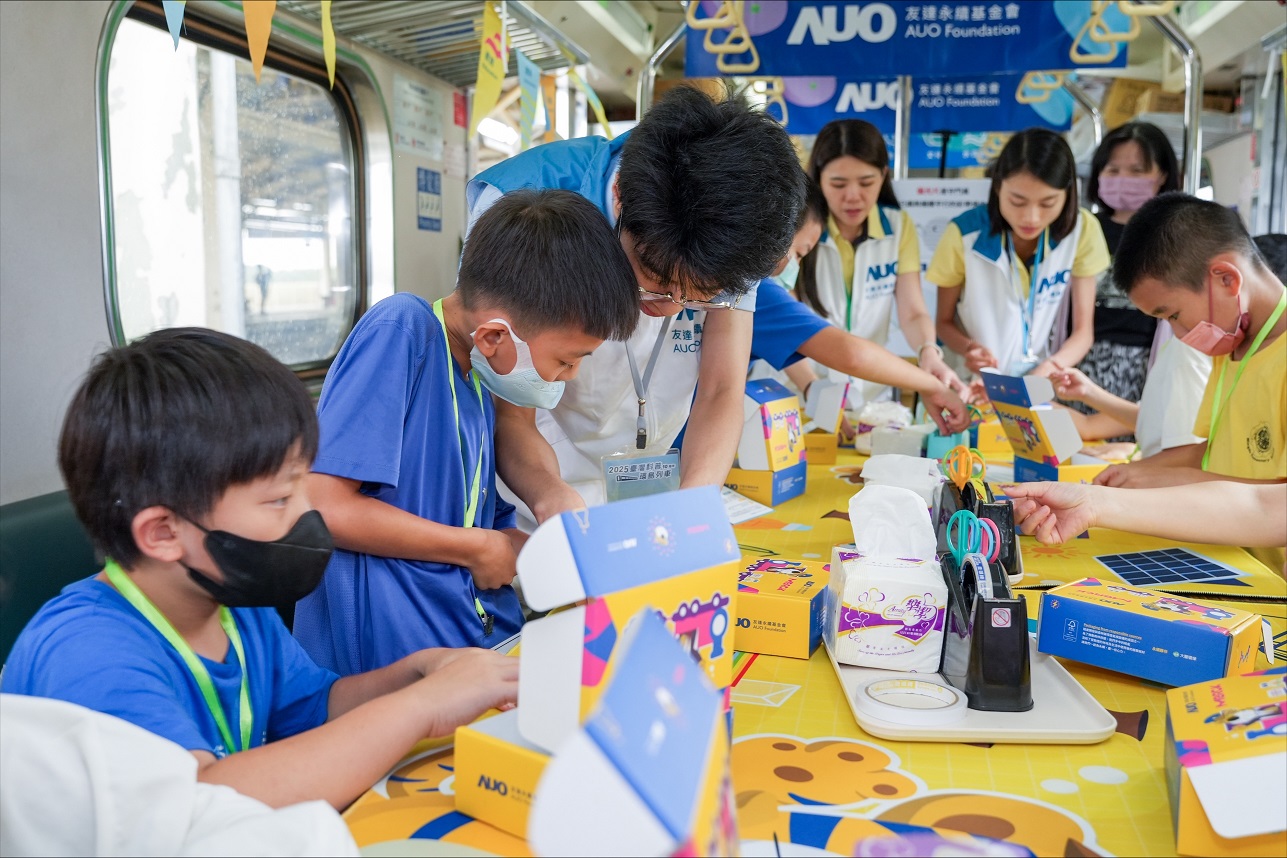 今年友達設計「光電、再生能源、水資源」三大課程主題，攜手供應鏈夥伴默克及大豐環保，以循環經濟理念開發創意教材