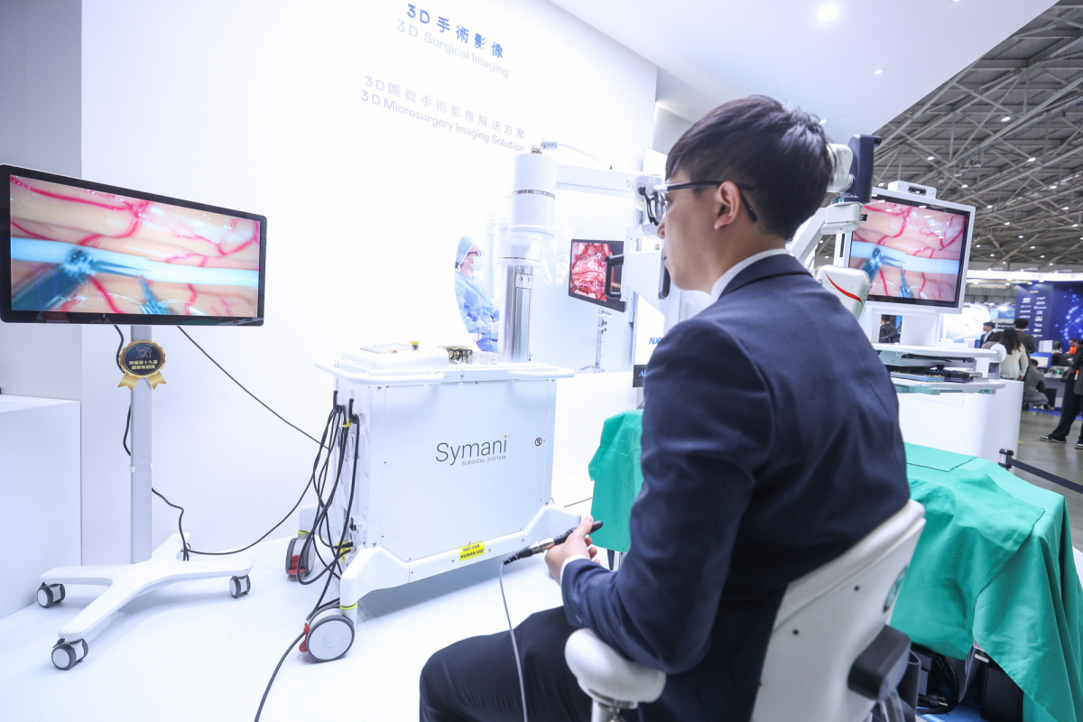 达擎推出〝3D显微手术影像解决方案〞，将3D影像技术从腹腔内视镜手术延伸至神经、血管、淋巴等高难度显微手术，提供超清晰立体视野，协助医疗团队在复杂手术中完成精准细腻操作。