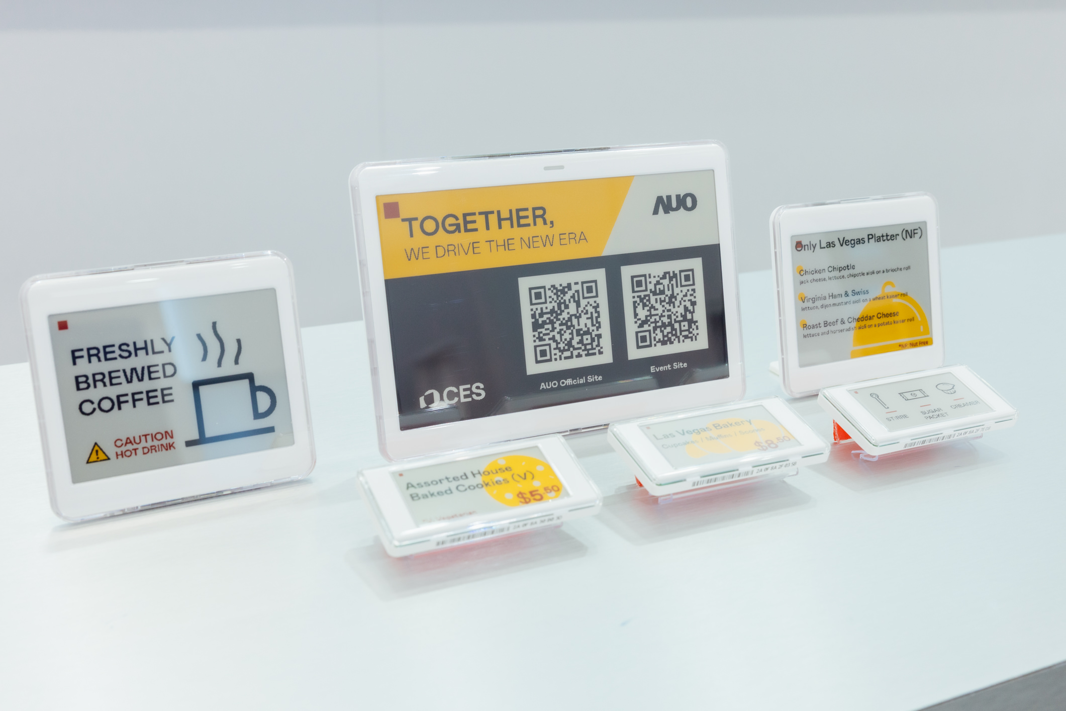 达擎开发的低功耗、全彩的aecoPost电子纸解决方案，仅在更新画面时需要微量的电力驱动，无需布建电线的便捷设计，使其可灵活应用、弹性选择置放处；可搭配aecoTag电子货架卷标解决方案，驱动商店内所有数字广告牌和电子货架卷标，以远程控制实现动态变价，提升门市人员作业效率，并以无纸化落实永续经营目标。