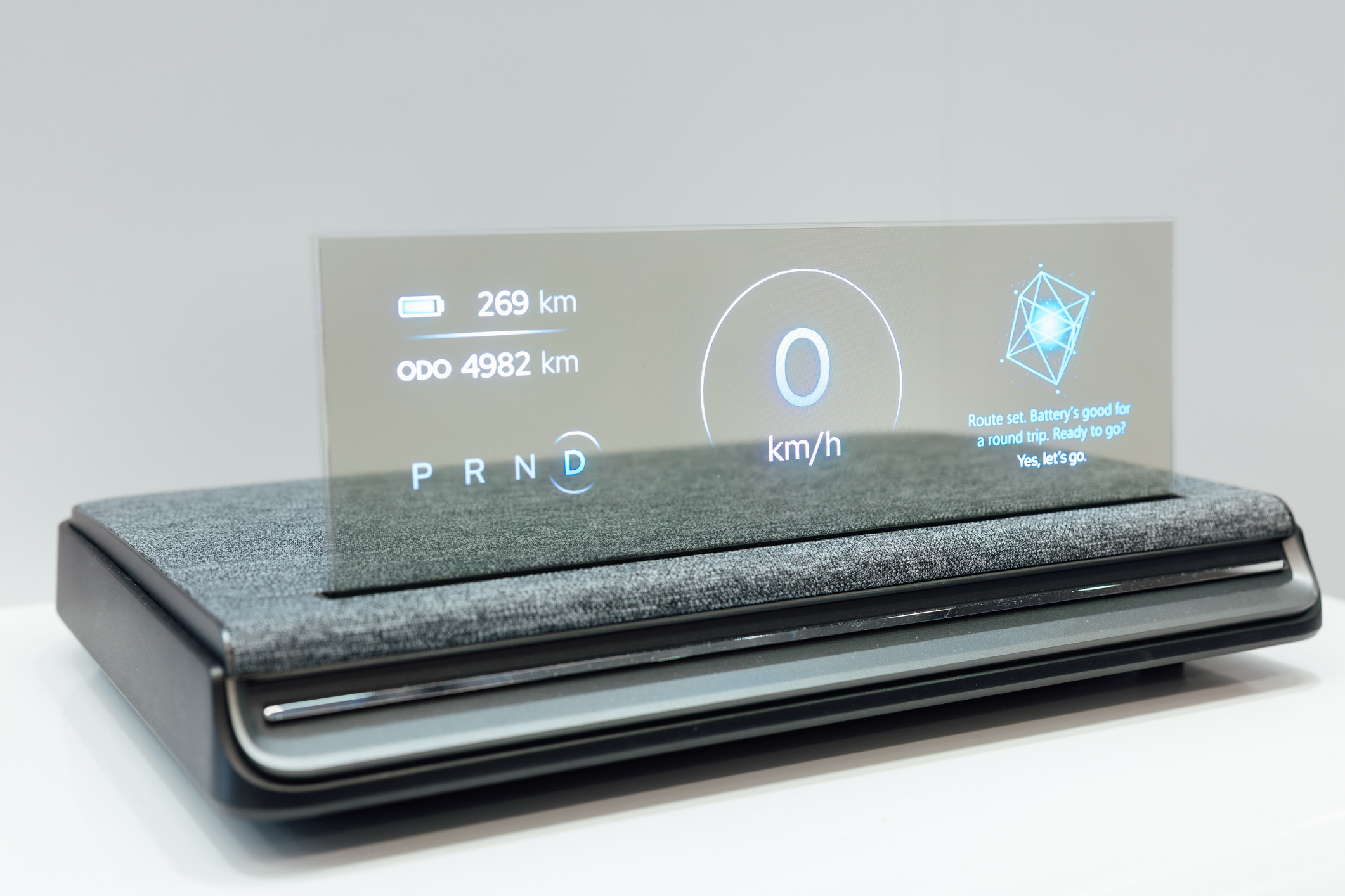 全球首款Aero Module透明Micro LED显示器模块外观轻盈通透，可与数字内容完美融合，提供动态显示、先进控制、个人化沉浸感受。