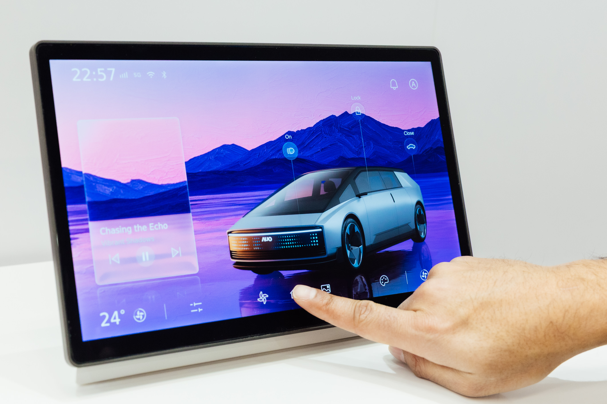 将先进抗反光技术导入于CID中控台呈现全时可视效果，并支持与座舱环境完美融合，带来清晰且不干扰的驾驶与座舱操作体验，兼容座舱质感与行车安全。